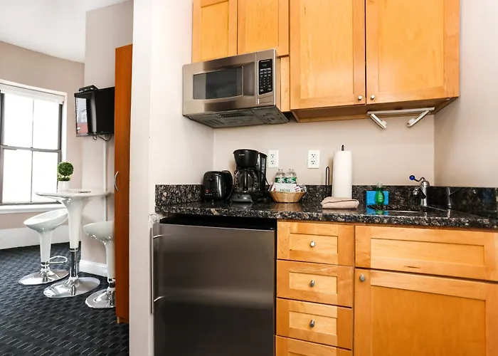 Stylish Studio In Boston Brownstone, C.Ave #21