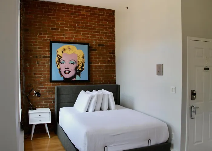 Stylish Downtown Studio In The Southend, C.Ave# 3