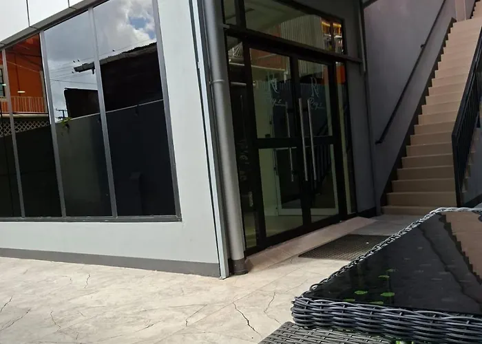 Rey'Z Hotel And Suites