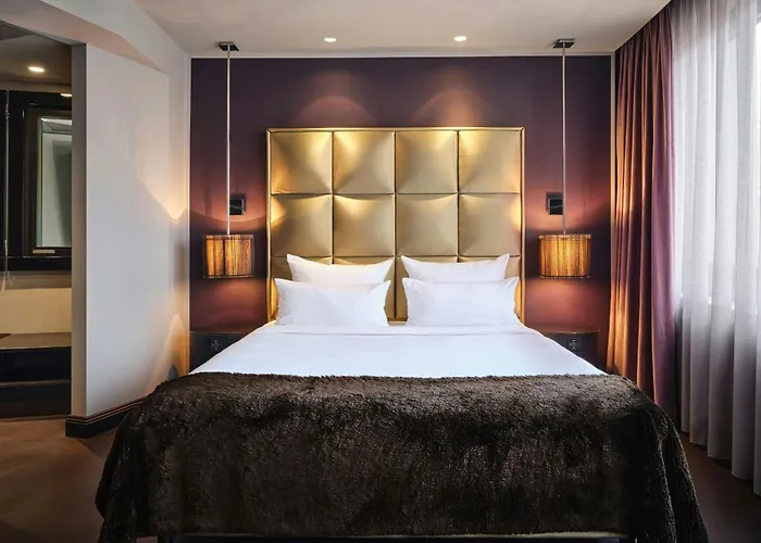 Roomers Frankfurt Central, Autograph Collection