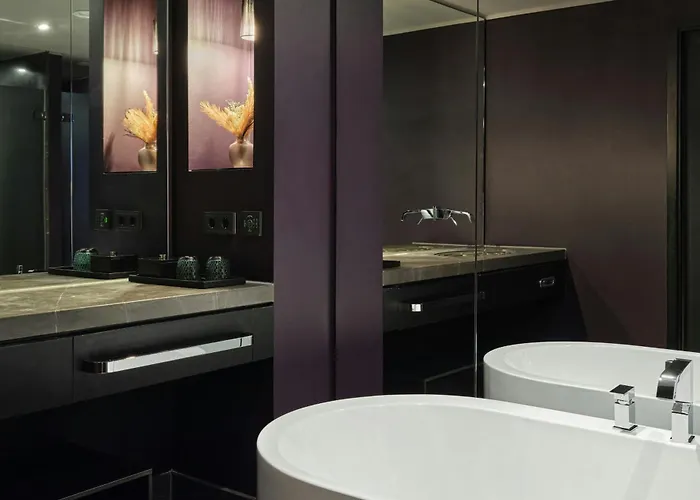 Roomers Frankfurt Central, Autograph Collection