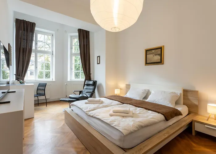Urban Rooms-- Free Parking--