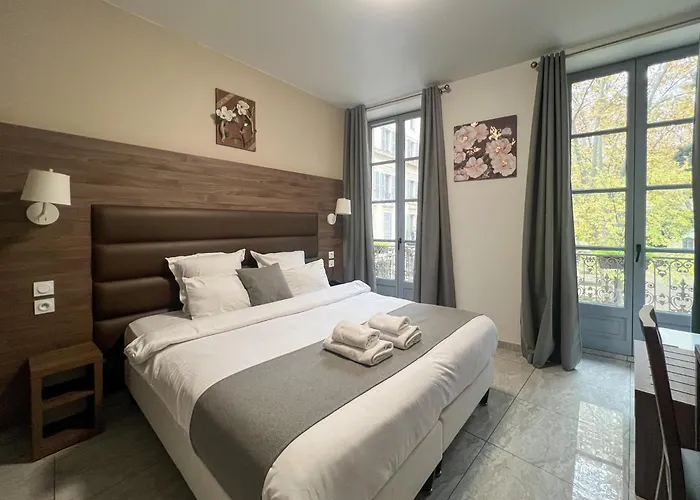 Square Hotel