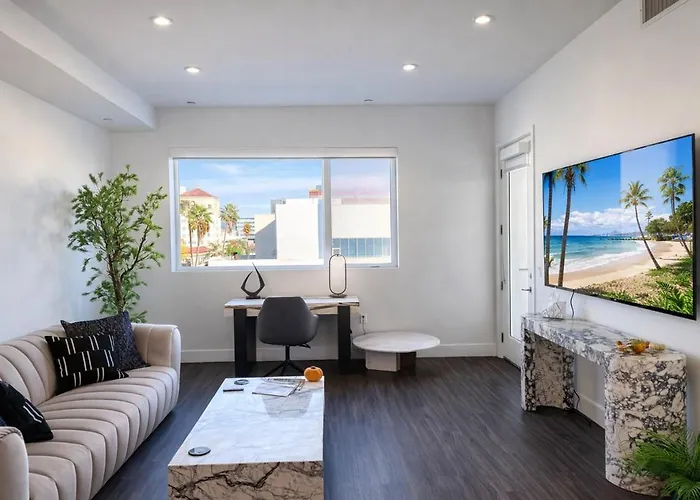 Designer 1 Bedroom Condo In Prime Hollywood