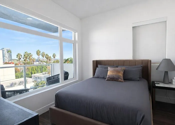 Designer 1 Bedroom Condo In Prime Hollywood