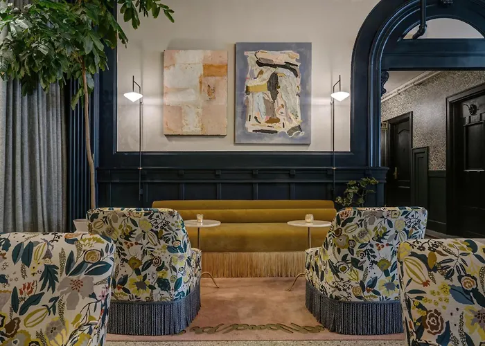 Marqueen Hotel - Newly Renovated