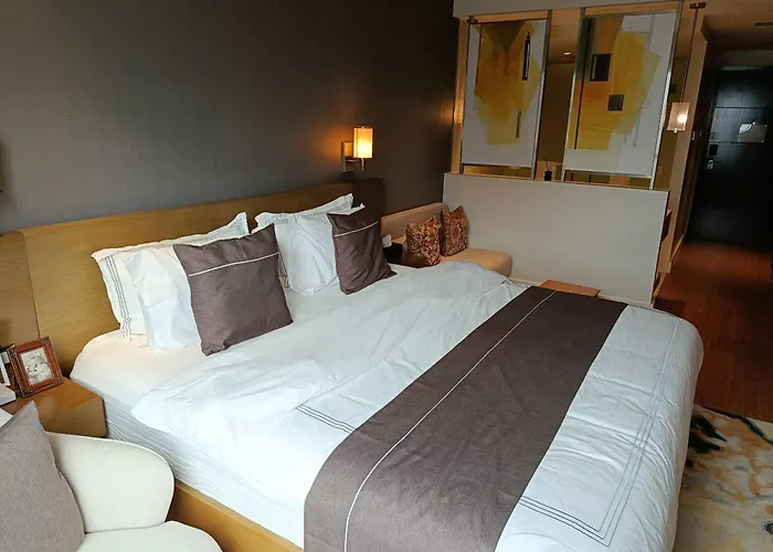 Rbr Lux Novotel Manila Hotel Residences Acqua