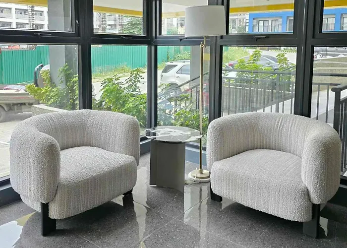 Studio, Queenbed, Balcony Near Malls, Airport & Downtown