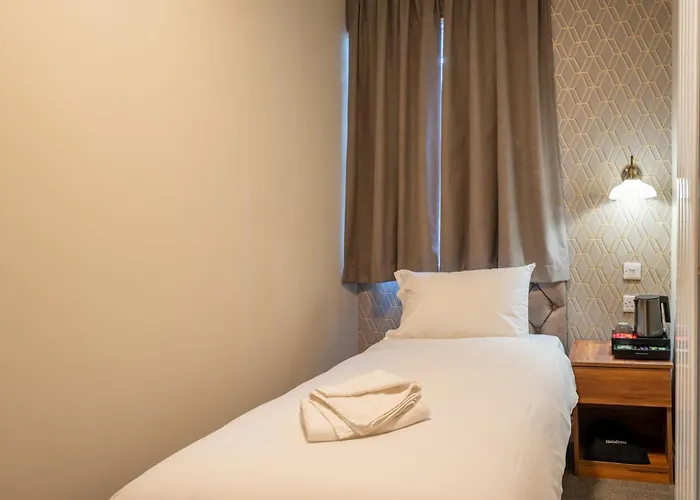 Uno Thames Hotel