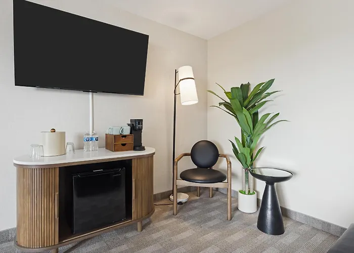 456 Embarcadero Inn & Suites