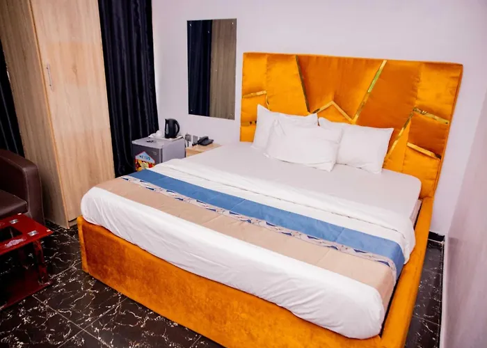 Dee Rocket Hotel & Lounge
