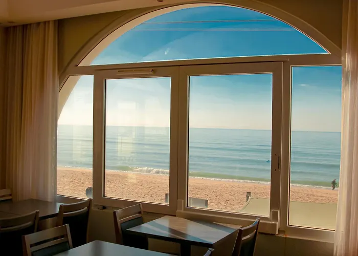 Golden Beach Guest House & Rooftop Bar