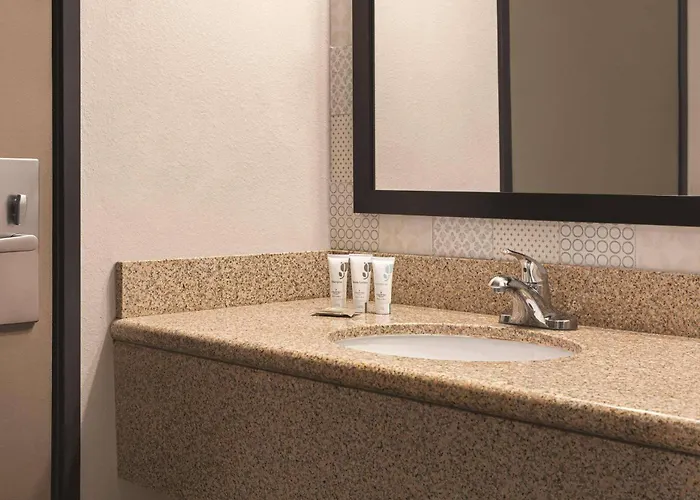 Country Inn & Suites By Radisson, Dunn I-95