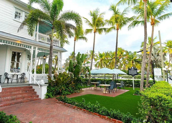 Southernmost Point Guest House&Garden Bar