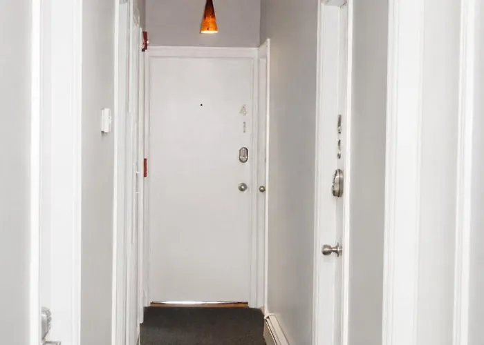 Stylish Studio In Boston Brownstone, C.Ave #21