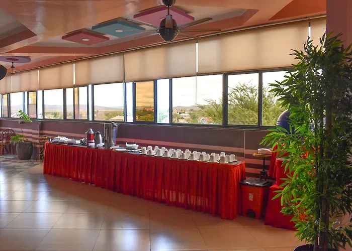 Two Oceans Hotel Voi