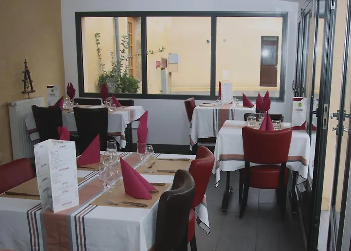 Logis Hotel Restaurant Auberge De La Cloche