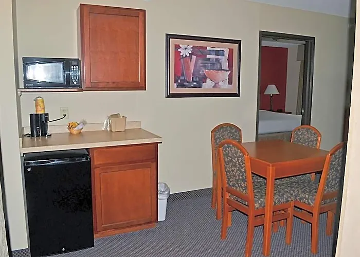 Paola Inn And Suites