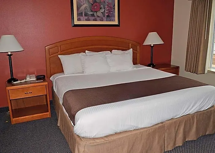 Paola Inn And Suites