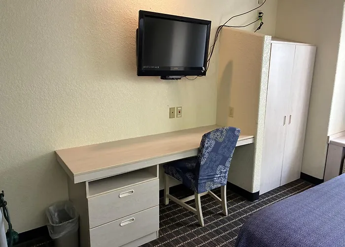 Chadron Inn & Suites