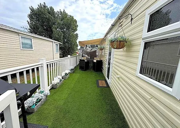 Bright Family Caravan With Deck & Bbq At Seawick Holiday Park, Clacton