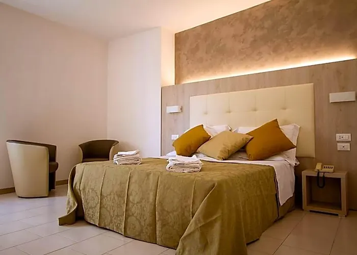 Falcon Hotel