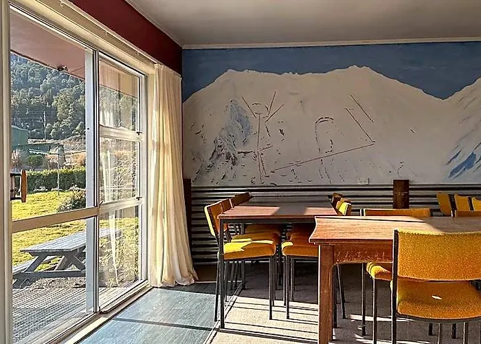 The Crossing Lodge And Backpackers