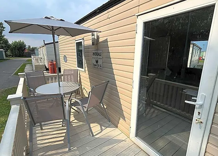 Palm Grove 1 - Golden Palm Resort - 2 Bathrooms, 2 Showers, Pet Friendly, Wifi And Bed Linen - Meadow Lakes Caravan & Lodge Hire