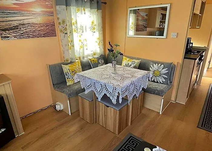 Bright Family Caravan With Deck & Bbq At Seawick Holiday Park, Clacton