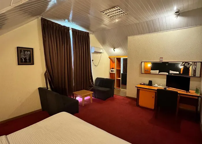 Royalbirds Motel