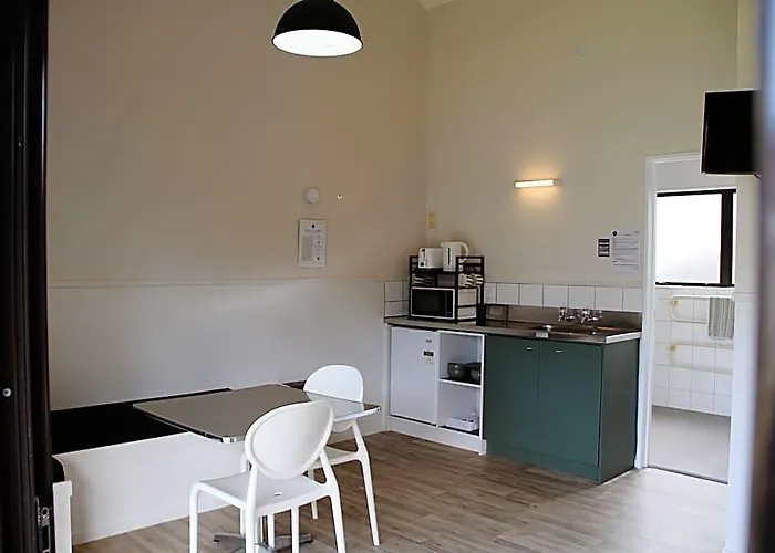 Hugo & Carters Backpackers & Motel