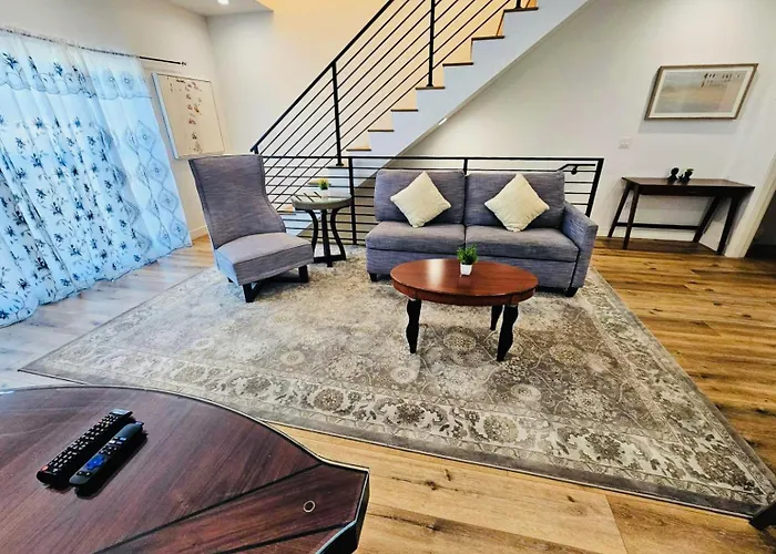 Hollywood Boutique Residences With Free Parking