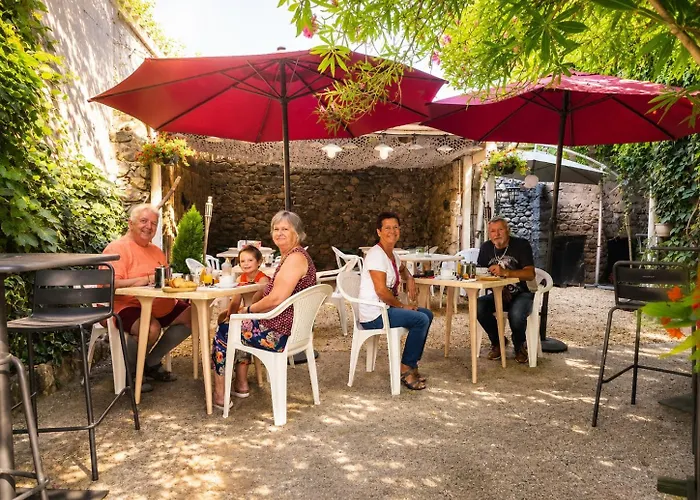 Auberge Les Voûtes - Chambres d'hôtes à Lanas, Sud Ardèche - Demi-Pension