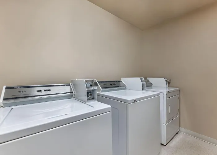 Days Inn & Suites By Wyndham Thunder Bay
