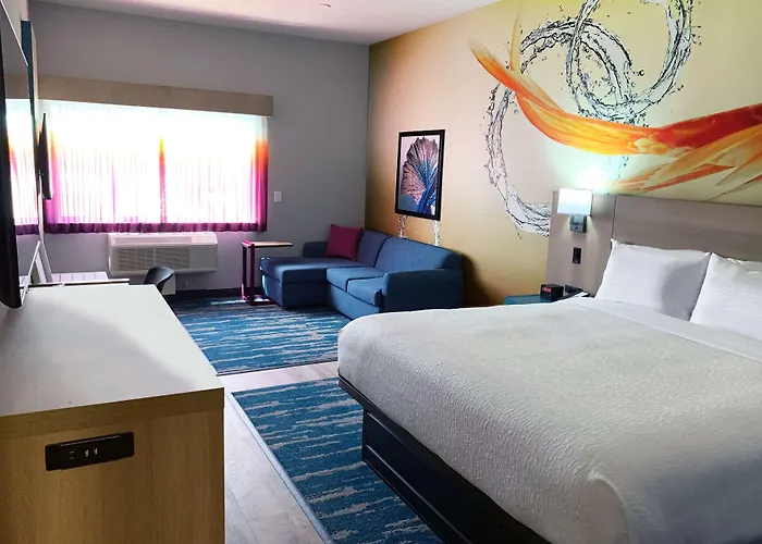La Quinta Inn & Suites By Wyndham San Antonio Seaworld Lafb