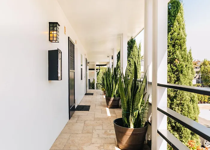 Seaside Laguna Inn & Suites