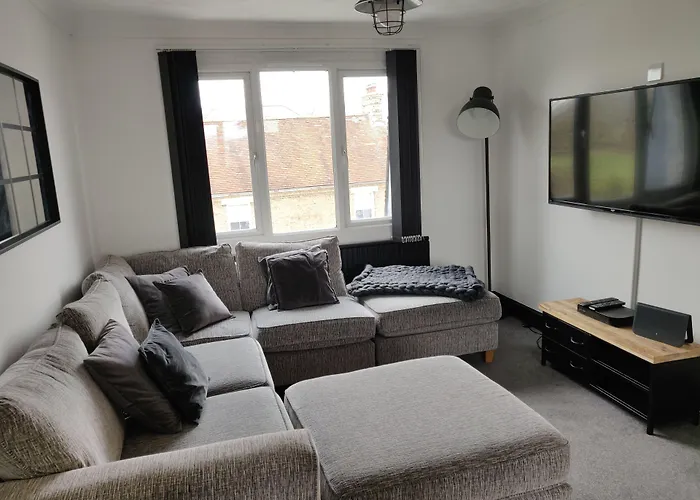 4 Bedroom 4 Bathroom House Near St Neots