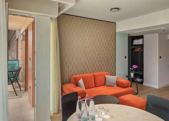 Escala Hotel & Suites