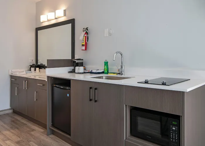 Riverland Inn & Suites
