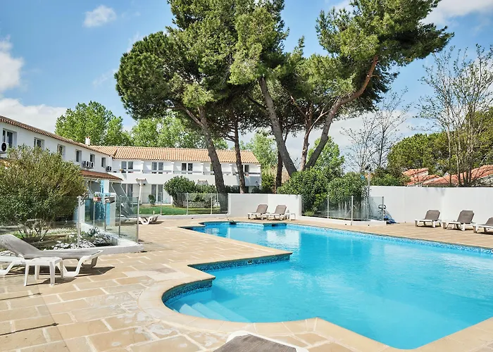Artemia Aigues-Mortes - Hôtel avec piscine - Bornes électriques - Parking privé - Local vélo-moto