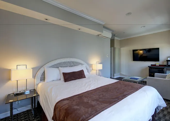 Glenmore Plaza Hotel
