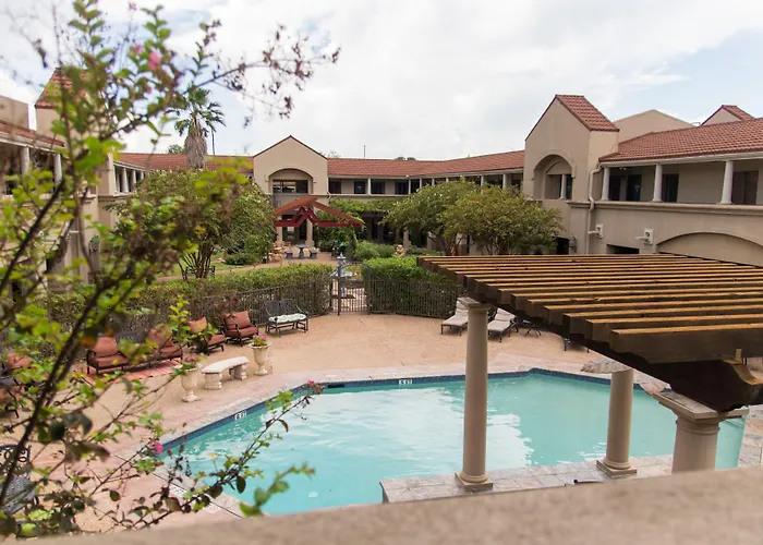 Vineyard Court Designer Suites Hotel