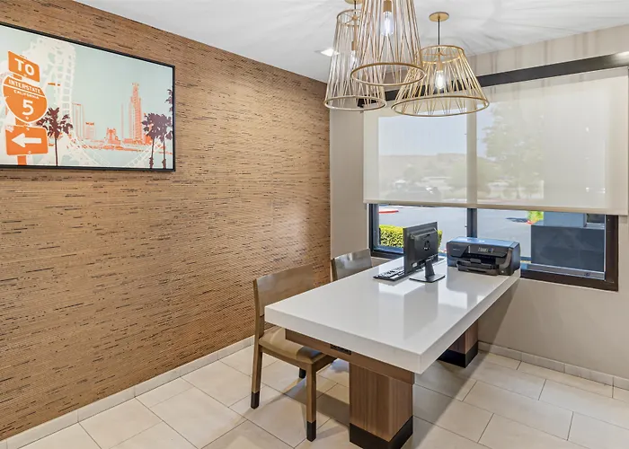 Best Western Valencia/Six Flags Inn & Suites