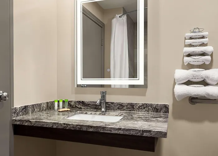 Super 8 By Wyndham Sarnia On