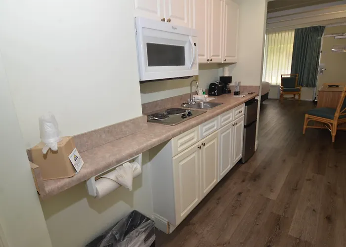 Days Inn & Suites By Wyndham Jekyll Island