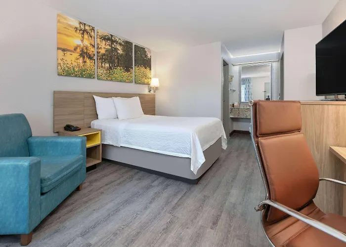 Days Inn By Wyndham Greenville Ms