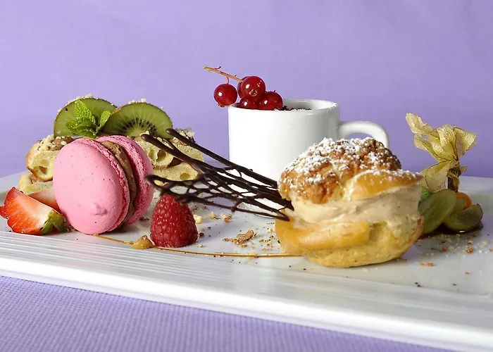 Le Lion D'Or - Logis Hotels - Hotel 2 Etoiles Et Restaurant