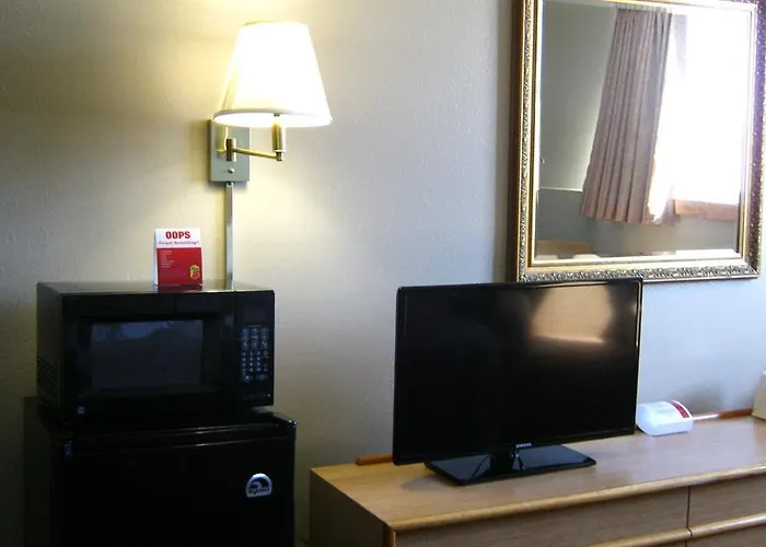 Super 8 By Wyndham Fargo/I-29/West Acres Mall