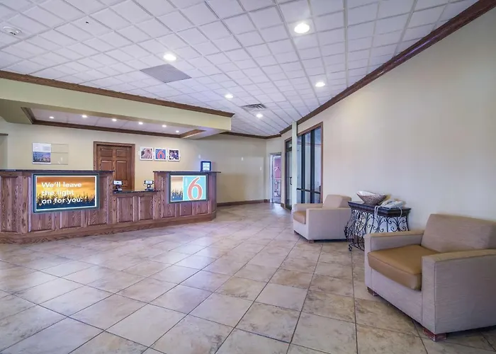 Badlands Inn & Suites