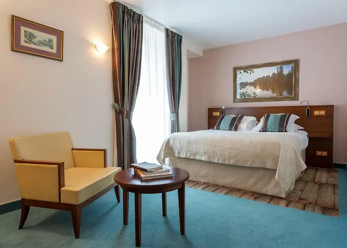 Hotel Restaurant Famille Bourgeois "La Cote Des Monts Damnes"
